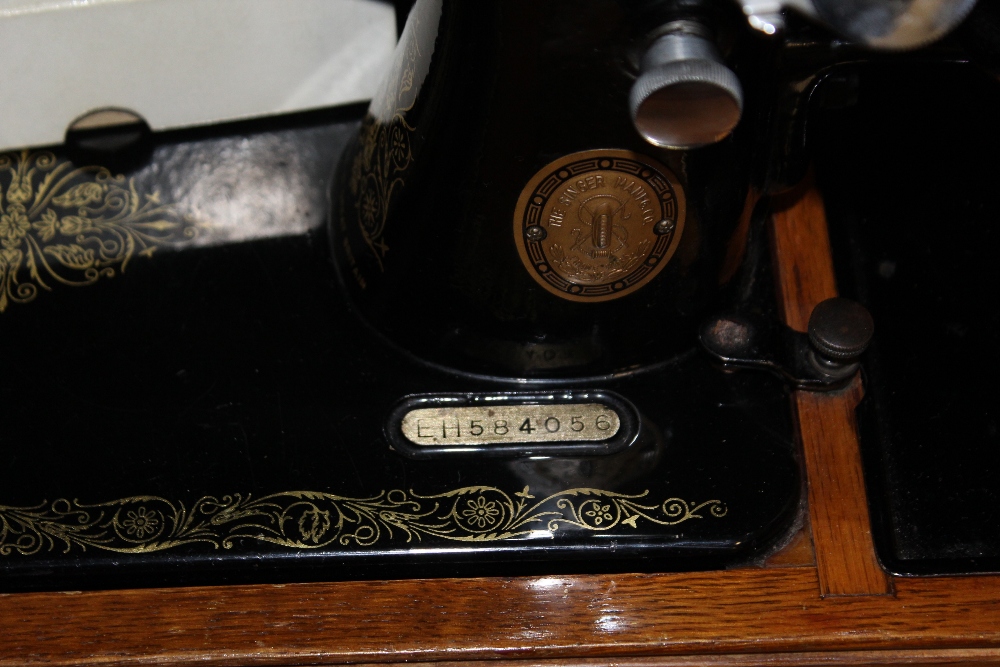 A CASED VINTAGE SINGER SEWING MACHINE - Image 2 of 2