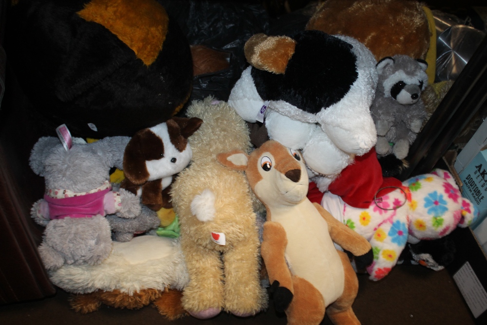 THREE BAGS OF SOFT TOYS TO INCLUDE TY EXAMPLES TOGETHER WITH A LARGE ANTLER SUITCASE AND ANOTHER - Image 2 of 3