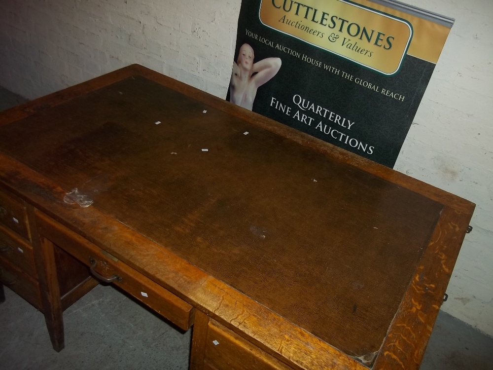 AN OAK ANTIQUE TWIN PEDESTAL DESK - Image 2 of 4