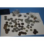 A QUANTITY OF BRITISH AND WORLD COINS TO INCLUDE 50P PIECES, £2 COINS, TOKENS ETC.