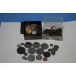 A COLLECTION OF BRITISH AND WORLD COINS TO INCLUDE COMMEMORATIVES