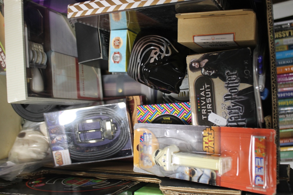 TWO TRAYS OF TOYS AND GAMES TO INCLUDE HARRY POTTER SCENE IT GAME, A STAR WARS REVERSABLE BELT, ETC. - Image 4 of 4