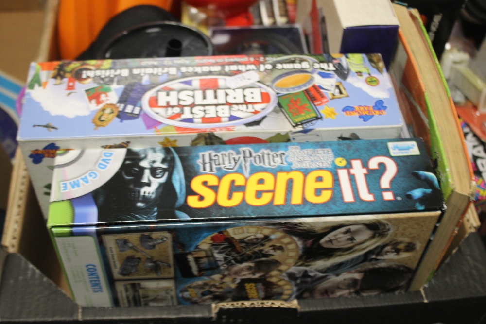 TWO TRAYS OF TOYS AND GAMES TO INCLUDE HARRY POTTER SCENE IT GAME, A STAR WARS REVERSABLE BELT, ETC. - Image 2 of 4