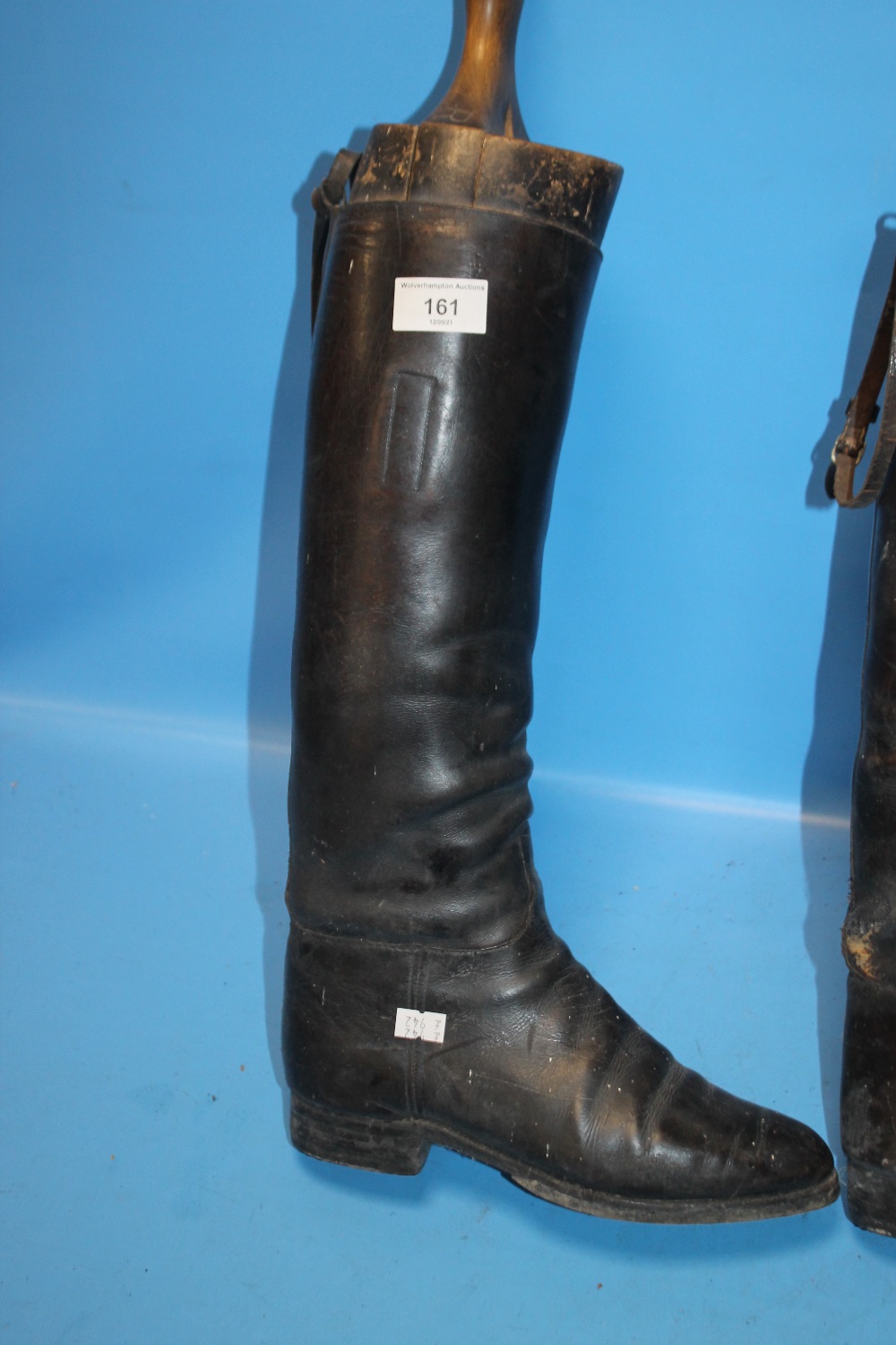 A PAIR OF LEATHER RIDING BOOTS AND STRETCHERS - Image 3 of 3