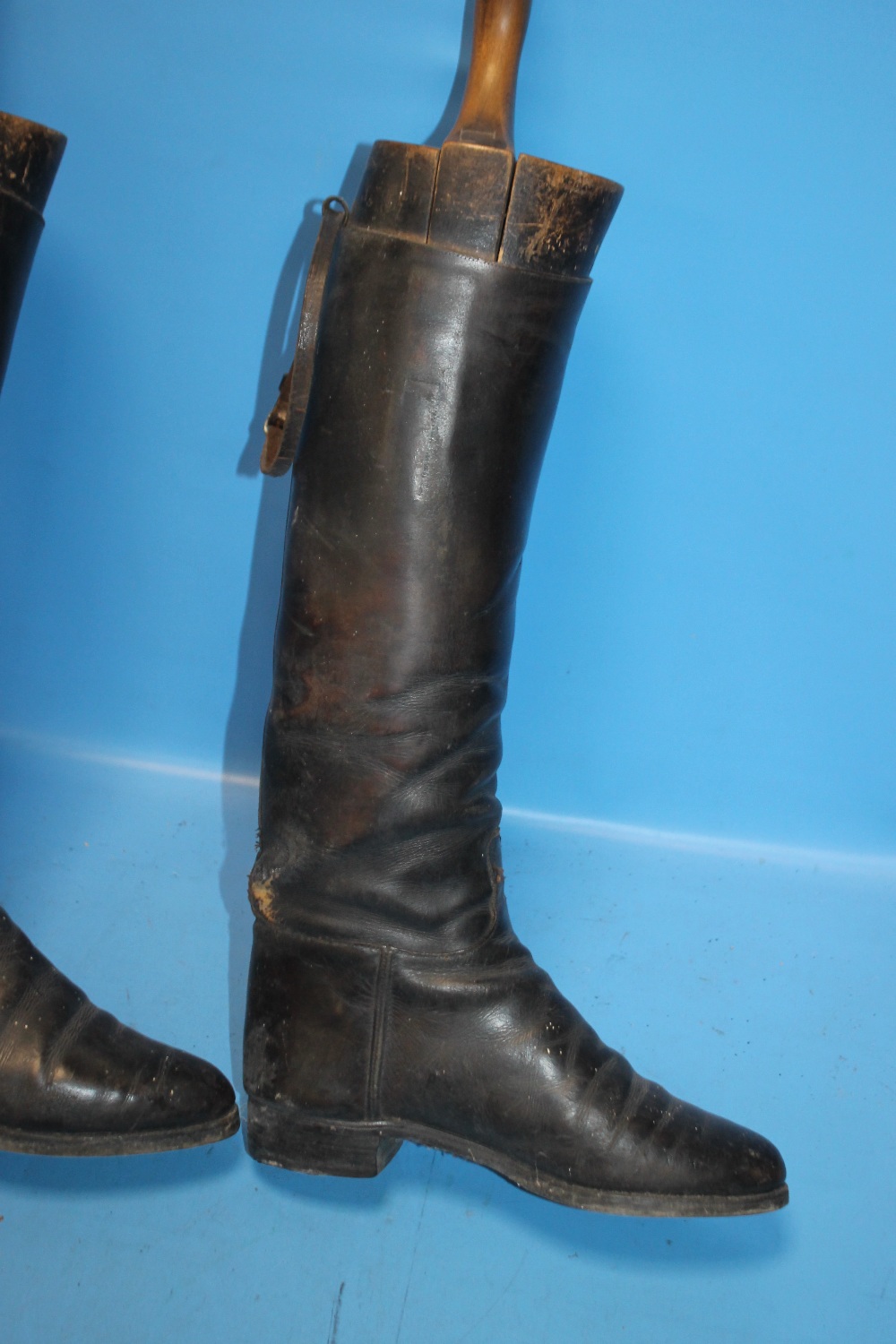 A PAIR OF LEATHER RIDING BOOTS AND STRETCHERS - Image 2 of 3