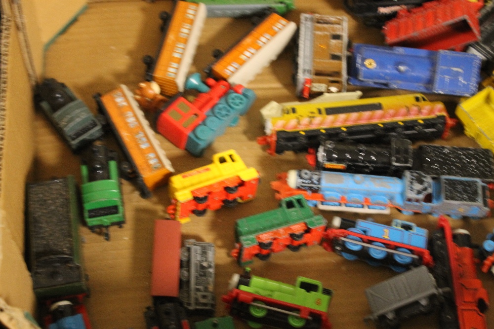 A COLLECTION OF MODEL TRAINS AND CARRIAGES TO INCLUDE 'THOMAS THE TANK ENGINE' TYPE TOGETHER WITH - Image 3 of 4