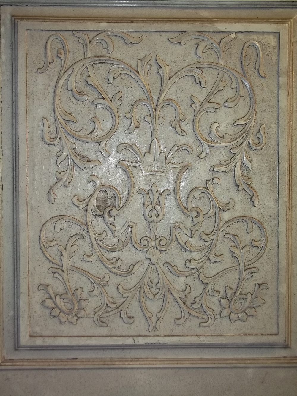 A PAINTED WARDROBE WITH CARVED DETAIL - Image 3 of 3