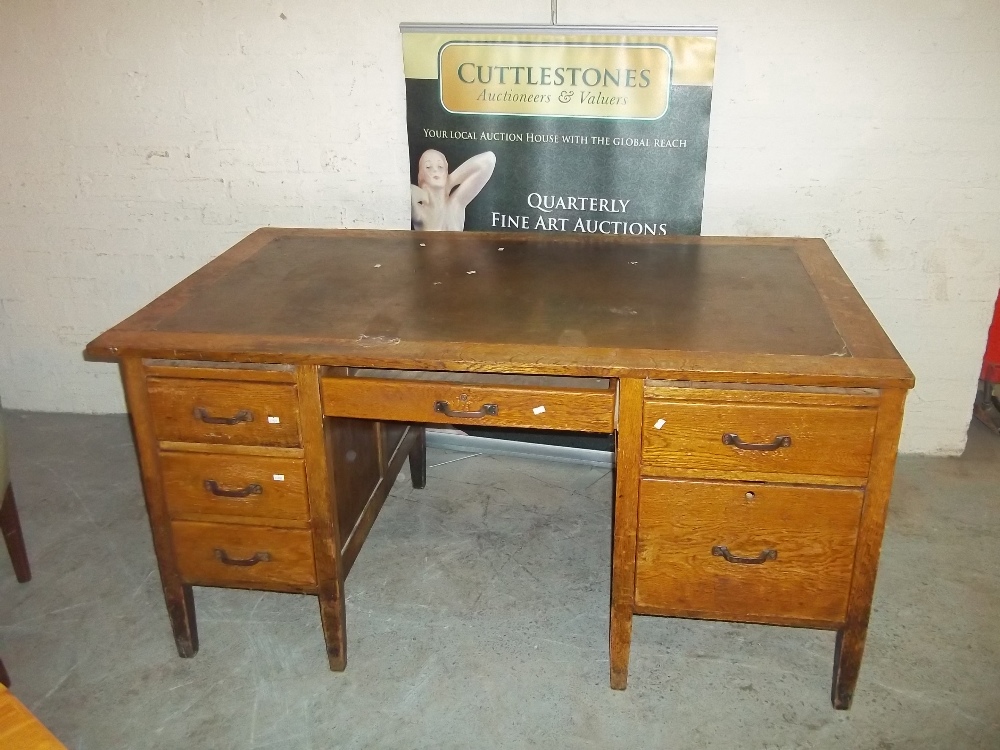 AN OAK ANTIQUE TWIN PEDESTAL DESK