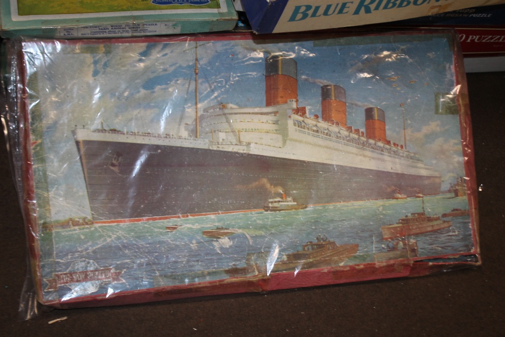 A QUANTITY OF VINTAGE AND MODERN JIGSAWS TO INCLUDE ONE OF THE 'QUEEN MARY' LINER (NOT CHECKED) - Image 2 of 3