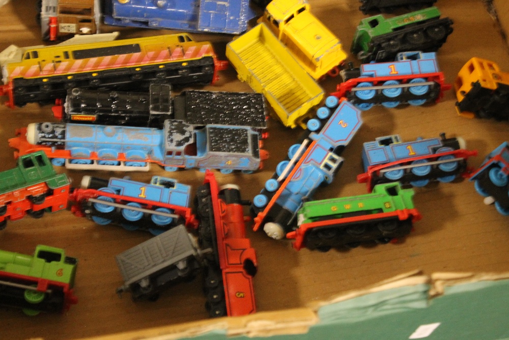 A COLLECTION OF MODEL TRAINS AND CARRIAGES TO INCLUDE 'THOMAS THE TANK ENGINE' TYPE TOGETHER WITH - Image 2 of 4