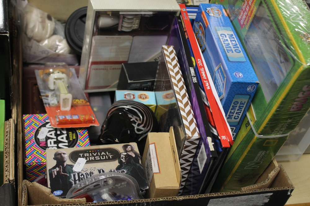 TWO TRAYS OF TOYS AND GAMES TO INCLUDE HARRY POTTER SCENE IT GAME, A STAR WARS REVERSABLE BELT, ETC. - Image 3 of 4