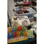 A QUANTITY OF VINTAGE CHILDREN'S TOYS AND GAMES TO INCLUDE STICKLE BRICKS, PUPPETS, SHAPE POSTBOX