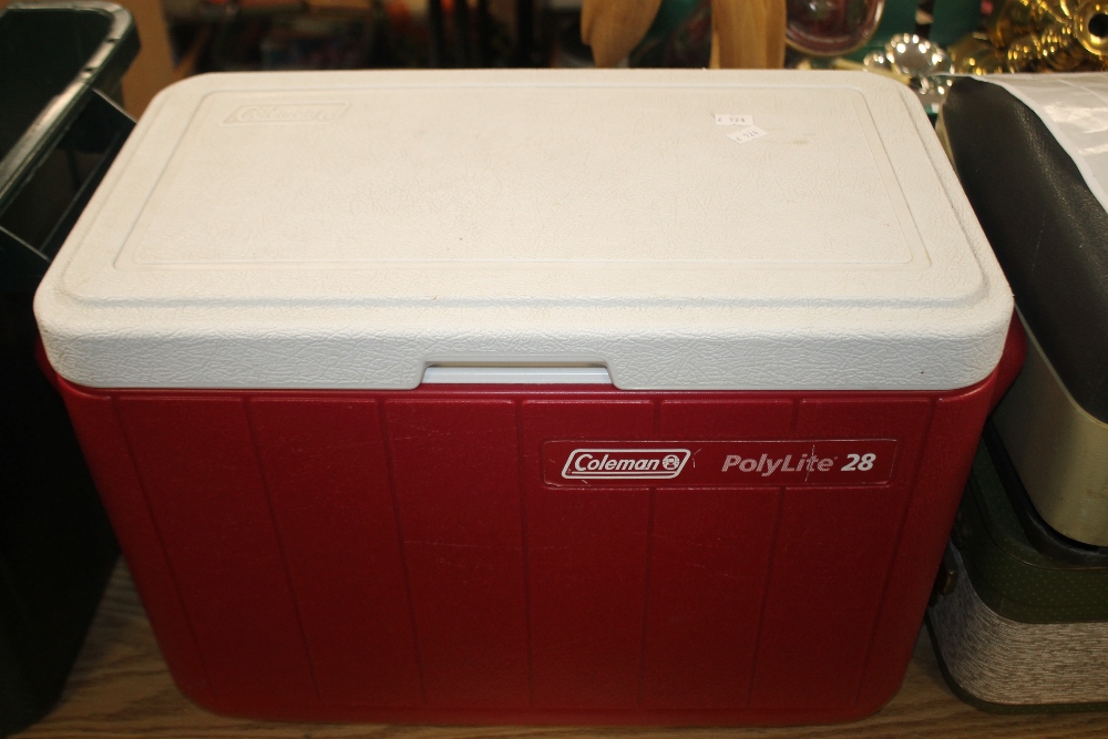 A VINTAGE COLEMAN POLYLITE 28 COOL BOX