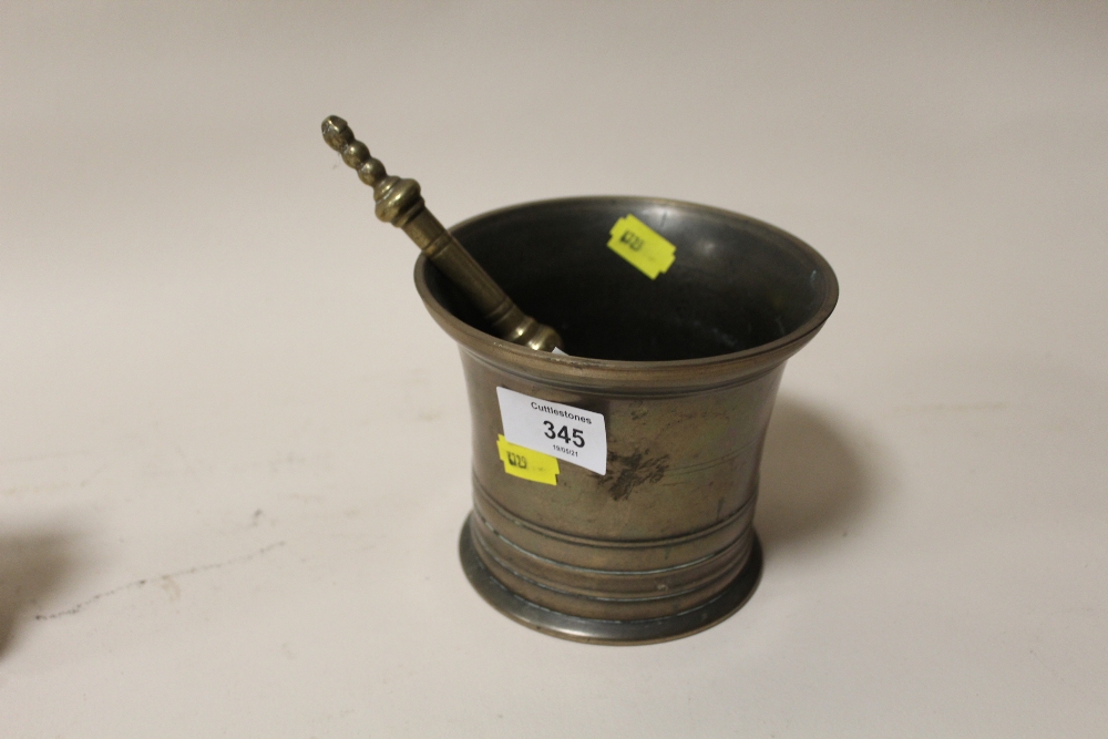 A VINTAGE BRASS PESTLE AND MORTAR