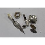 A SMALL BAG OF JEWELLERY TO INCLUDE A HALLMARKED SILVER AND MOTHER OF PEARL TROWEL SHAPED BOOK MARK,