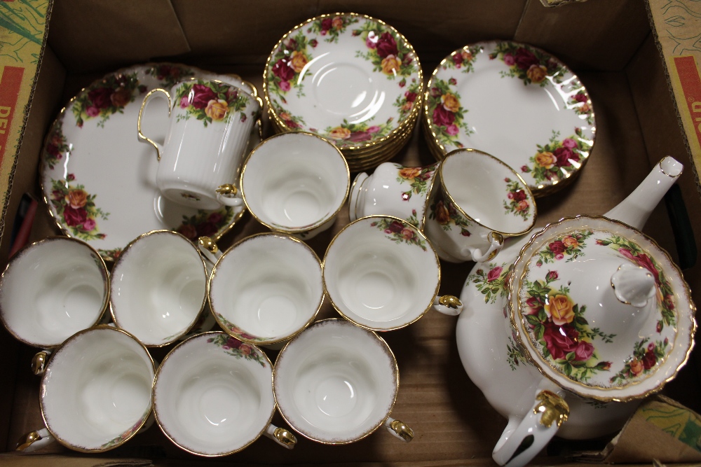 TWO TRAYS OF ROYAL ALBERT OLD COUNTRY ROSES CHINA, TO INCLUDE TEAPOT, TRIOS ETC. - Image 2 of 4