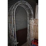 A METAL GARDEN ARCHWAY TOGETHER WITH TWO FLORAL TRELLIS H 236 CM