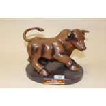 A RESIN MODEL OF THE BIRMINGHAM BULL RING BULL ON PLINTH, H 19.5 CM