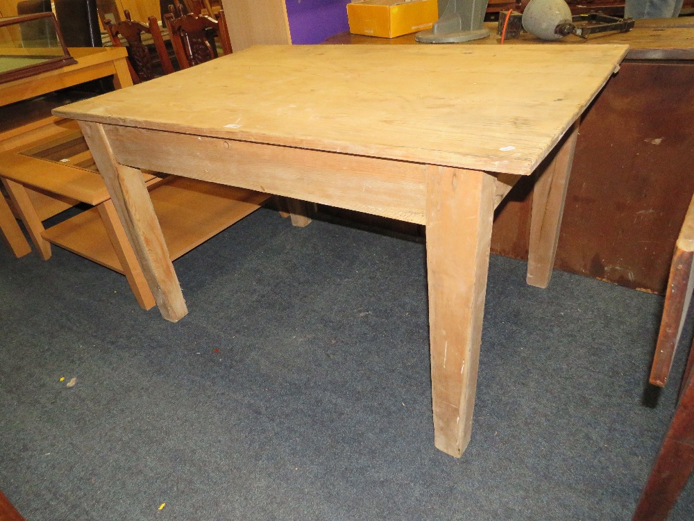 A VINTAGE PINE RECTANGULAR KITCHEN TABLE WITH SINGLE DRAWER H-76 CM L-135 CM