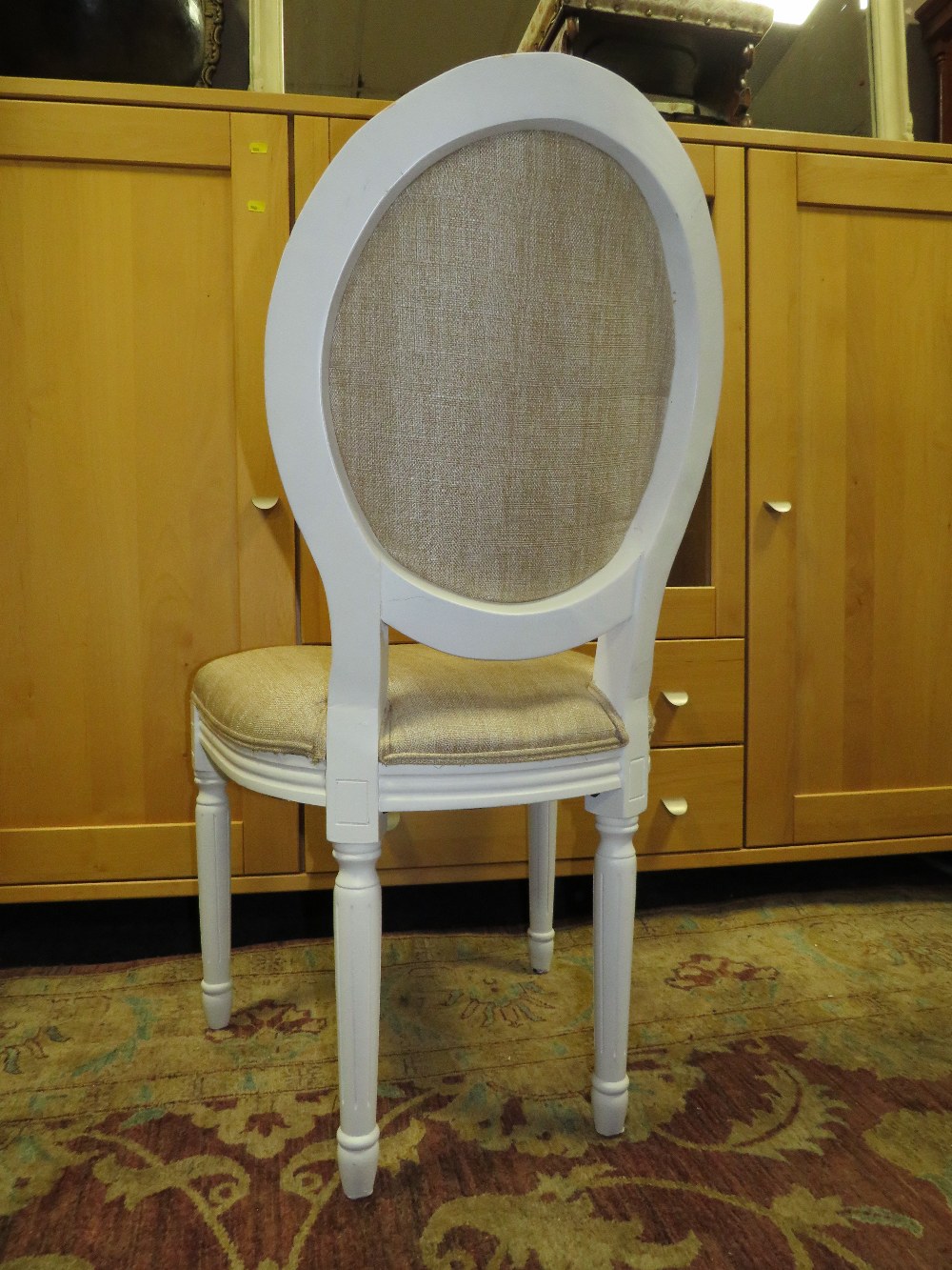 A MODERN PAINTED AND UPHOLSTERED BEDROOM CHAIR - Image 3 of 4