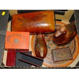 A TRAY OF ORIENTAL LACQUER WARE ITEMS TO INCLUDE DUCK SHAPED LIDDED BOXES