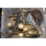 A BOX OF ASSORTED METALWARE TO INCLUDE HORSE BRASSES ETC.