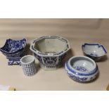 A COLLECTION OF MODERN CHINESE / ORIENTAL BLUE AND WHITE CERAMICS TO INCLUDE FIVE CLAWED DRAGON