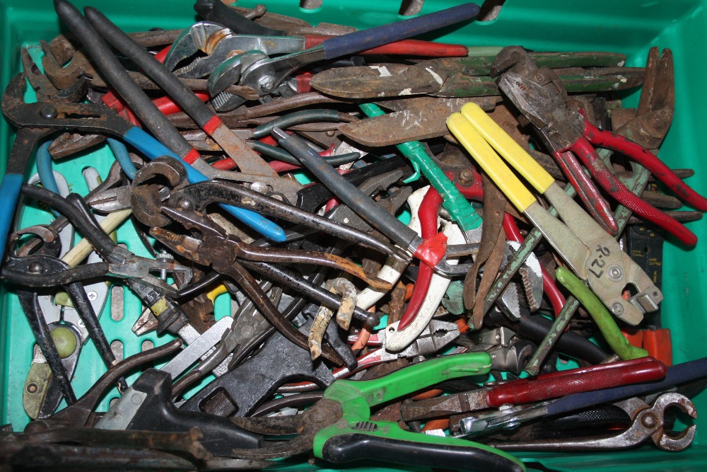 THREE TRAYS OF HANDTOOLS TO INCLUDE MOSTLY PLIERS AND SCREWDRIVERS PLUS TWO CAR RAMPS (PLASTIC TRAYS - Image 4 of 5