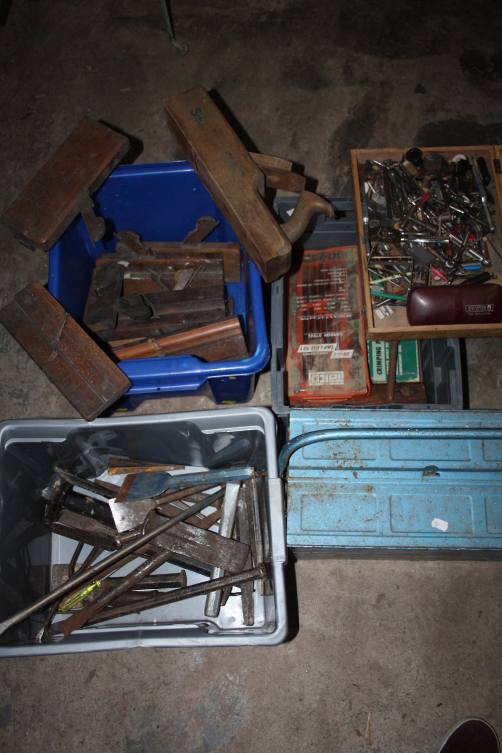 A METAL TRUCK - AS FOUND - A TOOLBOX AND 3 BOXES OF MIXED TOOLS TO INCLUDE DRILL BITS, CHISELS AND