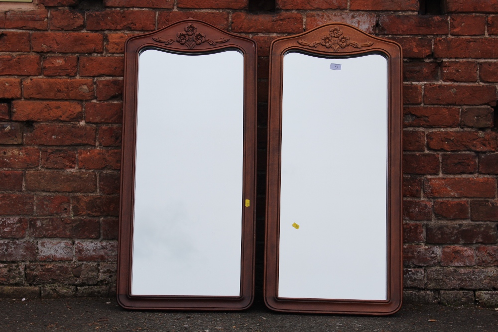 A PAIR OF MAHOGANY CARVED REPRODUCTION WALL MIRRORS, OVERALL HEIGHT 100 CM X WIDTH 46 CM