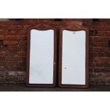 A PAIR OF MAHOGANY CARVED REPRODUCTION WALL MIRRORS, OVERALL HEIGHT 100 CM X WIDTH 46 CM