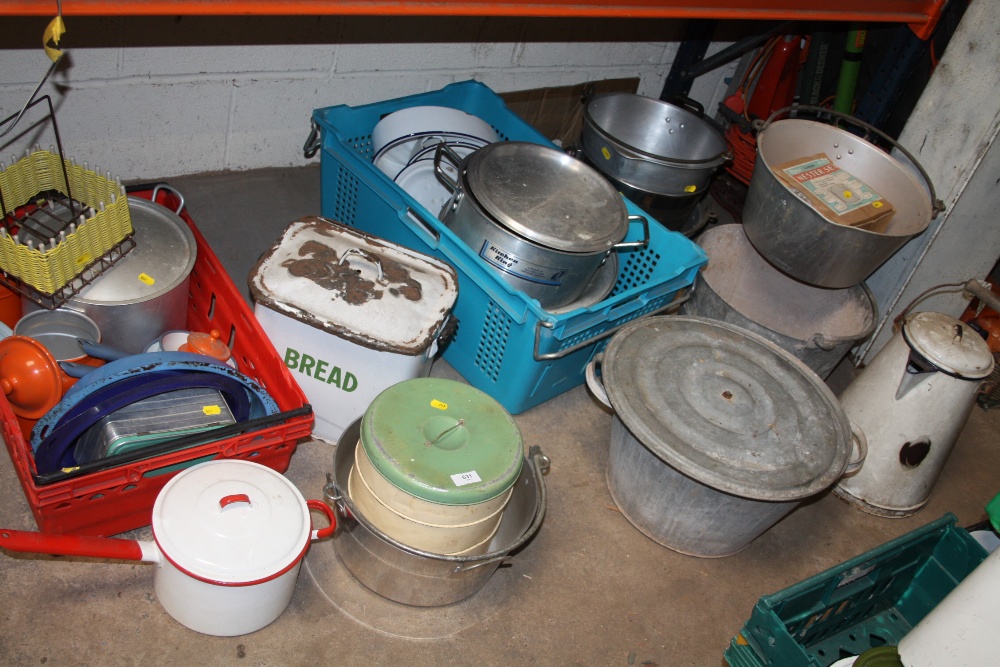 A MIXTURE OF ENAMEL AND OTHER KITCHEN ITEMS TO INCLUDE COOKING POTS