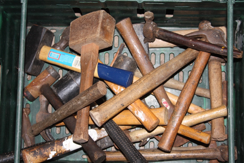 FOUR TRAYS OF MIXED HANDTOOLS TO INCLUDE HAMMERS AND MALLETS, DRILL BITS, SET SQUARES, CLAMPS ETC ( - Image 3 of 5