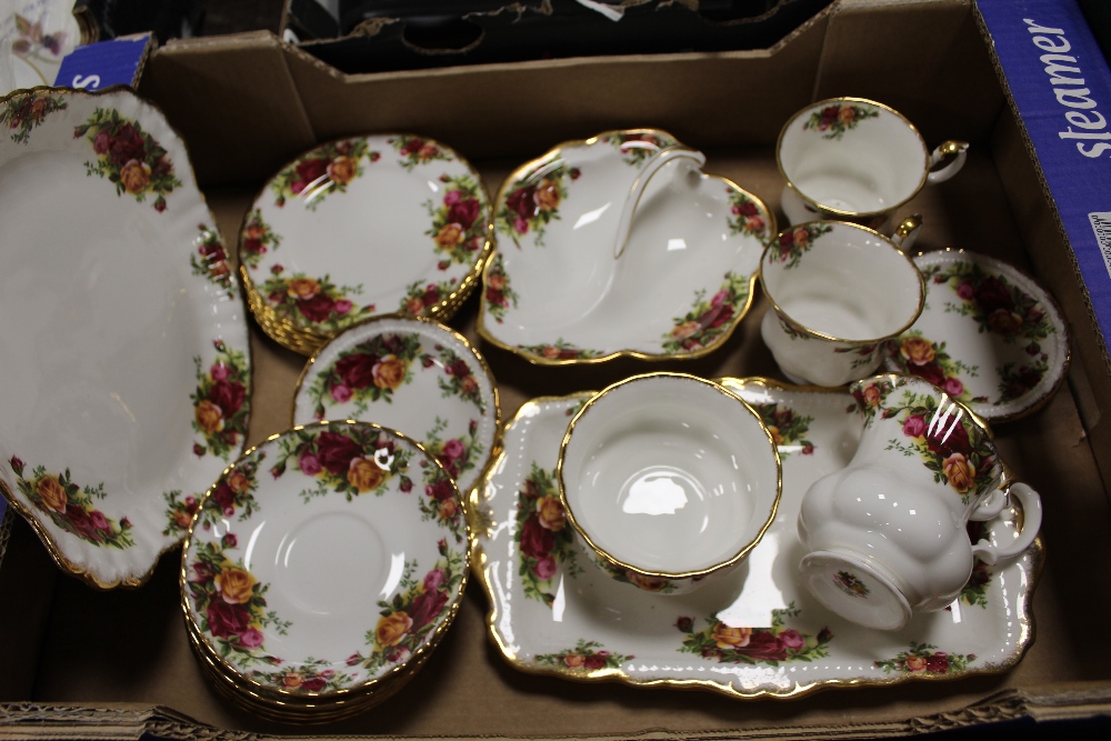 TWO TRAYS OF ROYAL ALBERT OLD COUNTRY ROSES CHINA, TO INCLUDE TEAPOT, TRIOS ETC. - Image 3 of 4