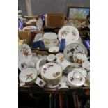 TWO TRAYS OF ROYAL WORCESTER EVESHAM DINNERWARE TO INCLUDE DINING PLATES