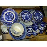 A TRAY OF BLUE AND WHITE CHINA TO INCLUDE WILLOW PATTERN EXAMPLES