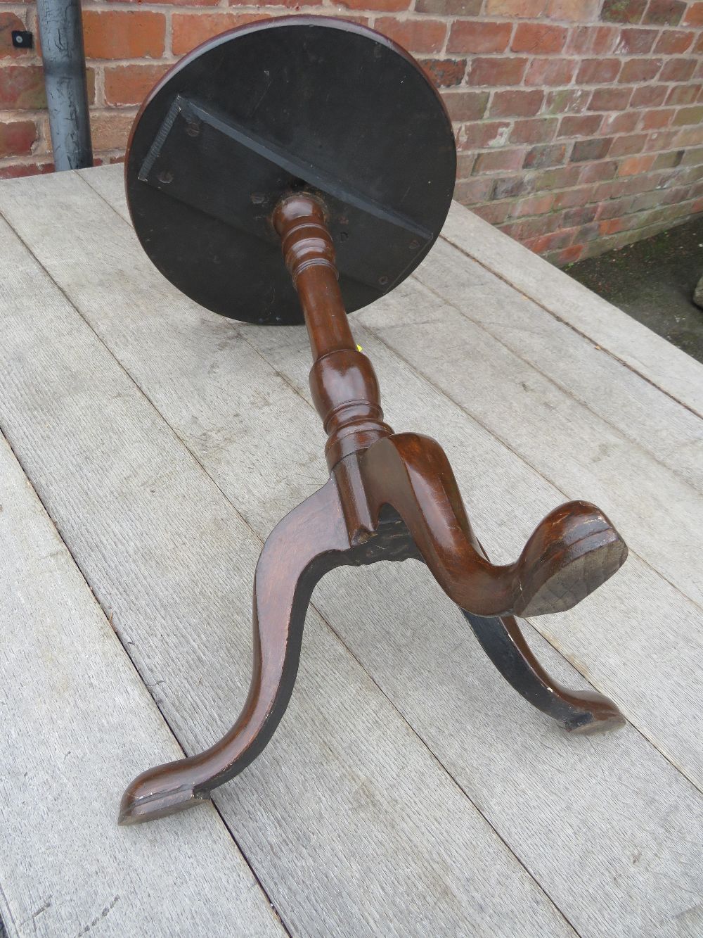 A SMALL ANTIQUE MAHOGANY WINE TABLE H-60 CM DIA. 38 CM - Image 4 of 4