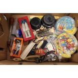 A BOX OF COLLECTABLES TO INCLUDE PEN KNIVES