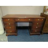 A REPRODUCTION MAHOGANY TWIN PEDESTAL DESK H-77 W-138 CM