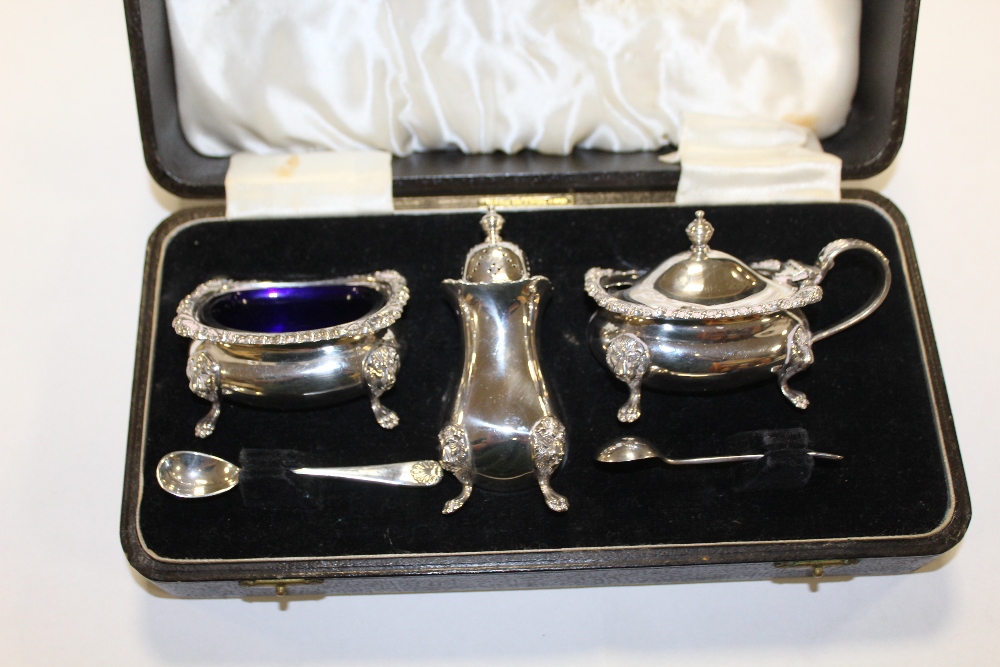 A CASED HALLMARKED SILVER CRUET SET APPROX WEIGHT - 250.9G