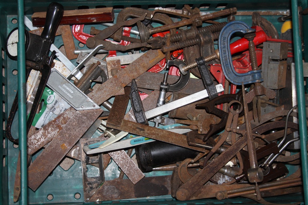 FOUR TRAYS OF MIXED HANDTOOLS TO INCLUDE HAMMERS AND MALLETS, DRILL BITS, SET SQUARES, CLAMPS ETC ( - Image 2 of 5