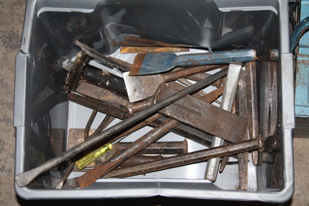 A METAL TRUCK - AS FOUND - A TOOLBOX AND 3 BOXES OF MIXED TOOLS TO INCLUDE DRILL BITS, CHISELS AND - Image 3 of 5