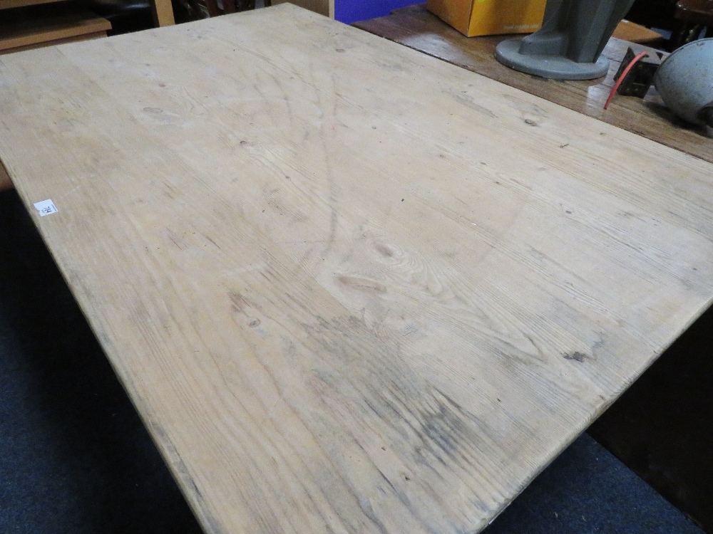 A VINTAGE PINE RECTANGULAR KITCHEN TABLE WITH SINGLE DRAWER H-76 CM L-135 CM - Image 2 of 3