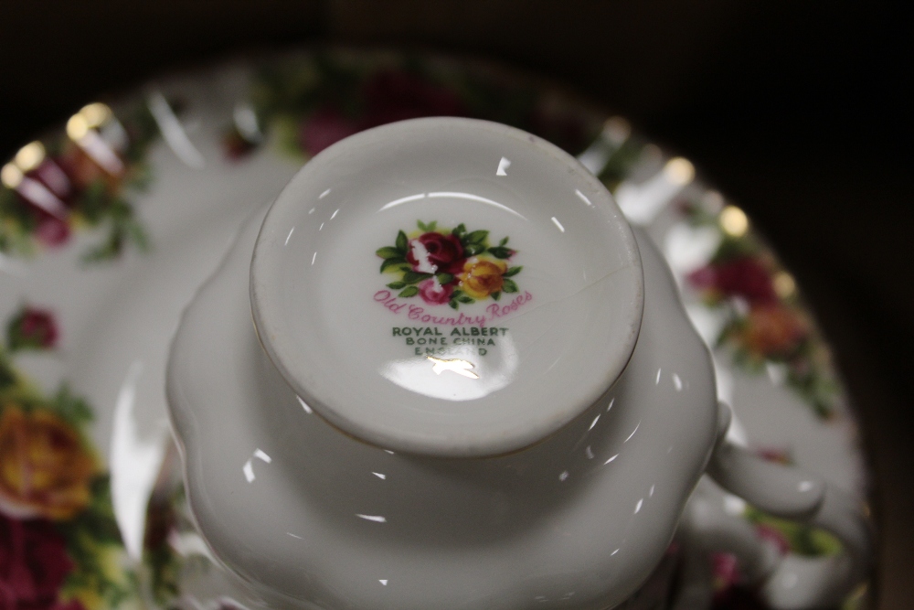TWO TRAYS OF ROYAL ALBERT OLD COUNTRY ROSES CHINA, TO INCLUDE TEAPOT, TRIOS ETC. - Image 4 of 4