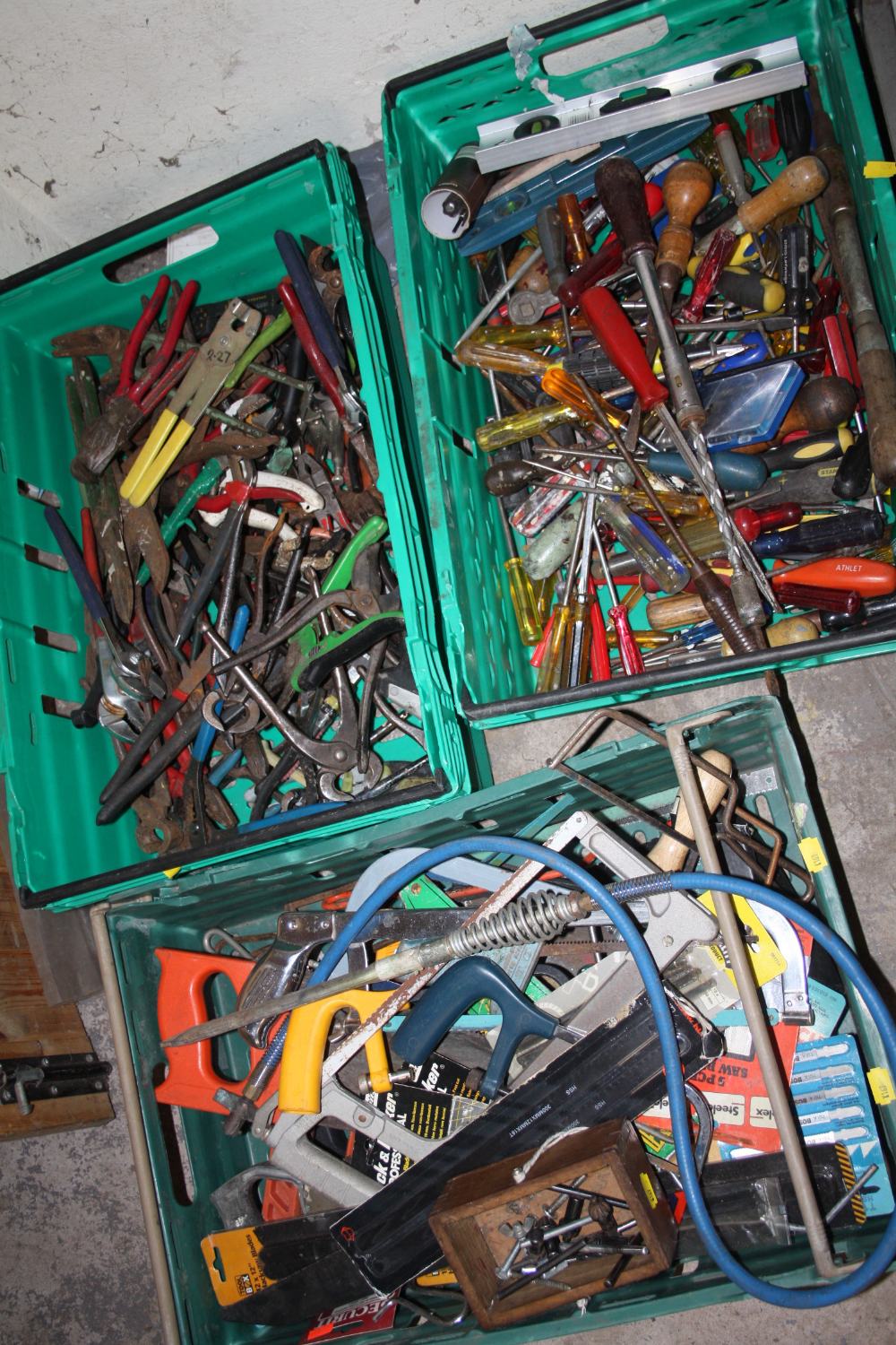 THREE TRAYS OF HANDTOOLS TO INCLUDE MOSTLY PLIERS AND SCREWDRIVERS PLUS TWO CAR RAMPS (PLASTIC TRAYS