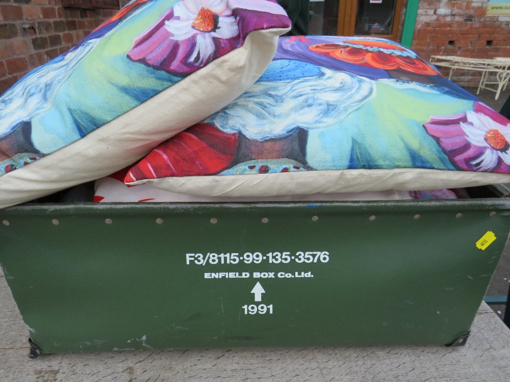 A VINTAGE LAUNDRY BOX CONTAINING A SELECTION OF TEXTILES AND CUSHIONS, TO INCLUDE TWO VINTAGE - Image 8 of 9