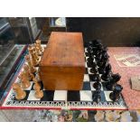 A GOOD LATE VICTORIAN FRUITWOOD AND EBONISED STAUNTON CHESS SET WITH BOARD AND PERIOD CHESS BOX - CI