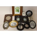 A COLLECTION OF SMALL AND MINIATURE PICTURE FRAMES