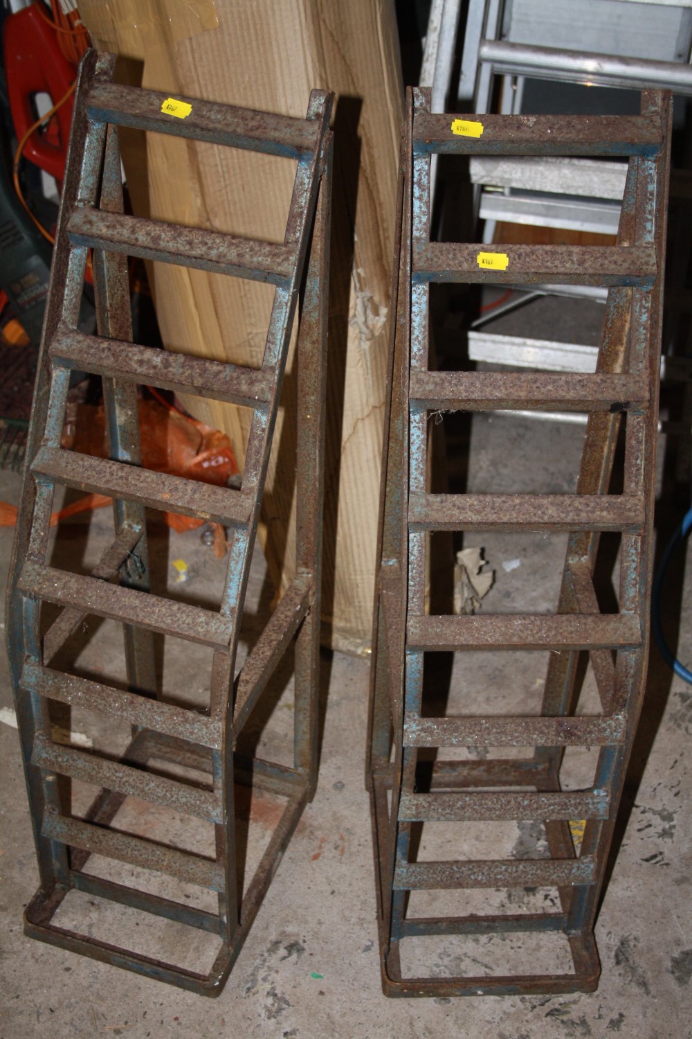 THREE TRAYS OF HANDTOOLS TO INCLUDE MOSTLY PLIERS AND SCREWDRIVERS PLUS TWO CAR RAMPS (PLASTIC TRAYS - Image 5 of 5