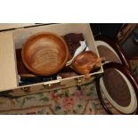 A MODERN WOODEN LIDDED BOX CONTAINING ASSORTED TREEN TO INCLUDE A FRUIT BOWL